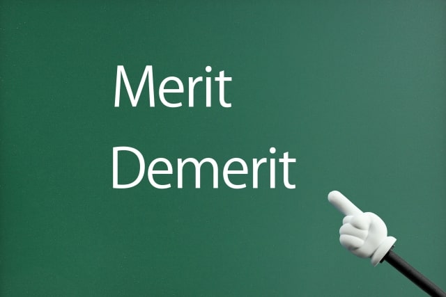 黒板に書かれた「Merit」と「Demerit」
