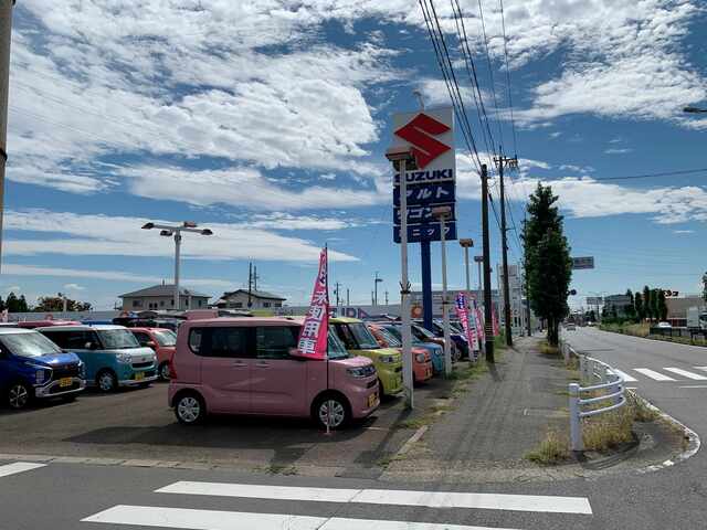 一宮・おすすめの中古車が並んでいる販売店の場景