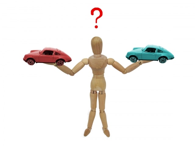 赤と青の車の模型と人形
